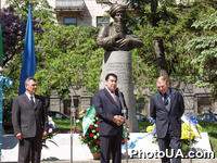 Торжественное открытие памятника турменскому поэту Махтумкули на углу улиц Прорезной и Пушкинской при участии Президента Туркменистана Сапармурата Ниязова и Президента Украины Леонида Кучмы во время официального визита на Украину С. Ниязова