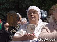 Участница акции протеста против визита Папы Римского Иоанна Павла II в Украину