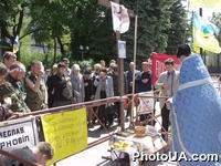 Освящение хреста, установленного на площади Конституции возле Верховного Совета Украины в знак скорби по погибшим Г. Гонгадзе и В. Чорноволу