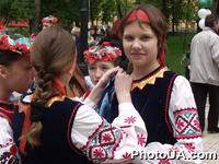 Девочки в украинских национальных костюмах
