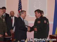 Министр оборони Украины Александр Кузьмук и Секретарь США по вопросам обороны Дональд Рамсфельд во время подписания Соглашения о дальнейшем военном сотрудничестве двух стран