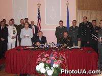 Министр оборони Украины Александр Кузьмук и Секретарь США по вопросам обороны Дональд Рамсфельд во время подписания Соглашения о дальнейшем военном сотрудничестве двух стран