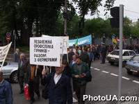 Участники пикетирования Верховного Совета, организованного Ассоциацией фермеров и частных землевладельцев Украины под лозунгом "Без крестьянина нет государства, без фермера - будущего"