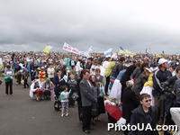 Участники богослужения Папы Римского Иоанна Павла II на аэродроме спортивного комплекса "Чайка" под Киевом во время визита Его Святейшества в Украину