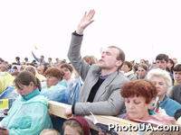 Участники богослужения Папы Римского Иоанна Павла II на аэродроме спортивного комплекса "Чайка" под Киевом во время визита Его Святейшества в Украину