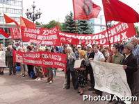 Митинг протеста против праздничных мероприятий по случаю 5-й годовщины принятия Конституции Украины, которые состоятся в Национальной опере Украины в Киеве