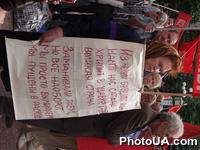 Митинг протеста против праздничных мероприятий по случаю 5-й годовщины принятия Конституции Украины, которые состоятся в Национальной опере Украины в Киеве