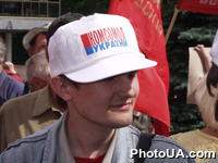 Митинг протеста против праздничных мероприятий по случаю 5-й годовщины принятия Конституции Украины, которые состоятся в Национальной опере Украины в Киеве