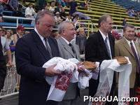 Открытие III летних юнош.спорт.игр Украины 2001 года (г.Белая Церковь, Киев.обл.). Зам.гл.Госкм-та мол.пол-ки, спорта и туризма Украины В.Заброда, през-т НОК Украины И.Федоренко, Глава ком-та по вопросам мол.пол-ки, физ.кул-ры, спорта и тур-ма В.Борзов