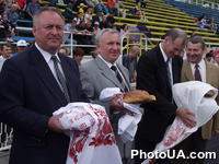 Открытие III летних юнош.спорт.игр Украины 2001 года (г.Белая Церковь, Киев.обл.). Зам.гл.Госкм-та мол.пол-ки, спорта и туризма Украины В.Заброда, през-т НОК Украины И.Федоренко, Глава ком-та по вопросам мол.пол-ки, физ.кул-ры, спорта и тур-ма В.Борзов