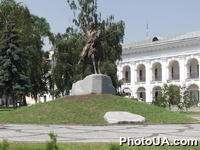 Памятник гетьману Петру Сагайдачному на Подоле в Киеве