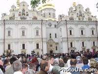 День Успения Божией Матери. Празднование 950-летия Киево-Печерской Лавры. Прихожане у входа в Свято-Успенский Собор