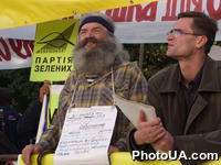 Пикетирование ВС Украины представителями Украинской партии зеленых с требованием :"Остановим браконьерский произвол членов Партии зеленых Украины! Вернем природе животных, убитых зеленым депутатом-браконьером и другими губителями природы!"