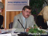 Заседание круглого стола "Профсоюзы Украины: чьи партнеры и чьи защитники?", организованного Украинским центром экономических и политических исследований им.А.Разумкова. Президент центра А.Гриценко.