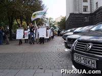 Партия зеленых Украины демонстрирует возле здания Кабмина Украины HOMO undergroundicus - вид человека, который может исчезнуть, если мы сегодня не откажемся отиспользования озоноразрушающих веществ