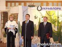 Торжественное открытие фестиваля цветов "Город мечты". Вице-премьер министр Украины В. Семиноженко, почетный президент общественной организации "Культура и Вселенная -2000" М. Кинах, 1-й вице-президент УСПП В. Щелкунов