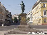 Памятник основателю Одессы Дюку Ришелье.