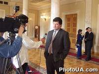 Лидер депутатской группы "Солидарность", народный депутат Украины Петр Порошенко отвечает на вопросы журналистов