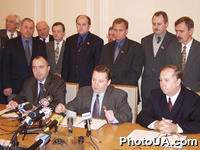 Подписание соглашения о создании депутатского об'единения "За единую Украину!" между фракцией Народно-демократической партии Украины и депутатскими группами "Трудовая Украина" и "Регионы Украины". А. Карпов, И. Шаров, В. Рыбак