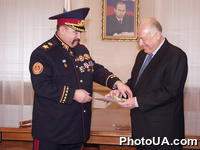 Вручение ордена "Казацкой славы" первой степени Чрезвычайному и Полномочному Послу Российской Федерации в Украине Виктору Черномырдину