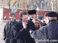 Торжественные проводы полярников седьмой антарктической экспедиции на антаркт.станцию "Академик Вернадский". Вице-премьер-министр Украины В.Семиноженко тестирует спутниковую радио-ю переданную экспедиции главой Госкомсвязи и инф-и Украины С.Довгим