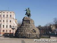 Памятник гетьману Богдану Хмельницкому в Киеве
