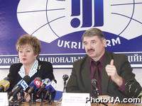 Пресс-конференция координационного совета избирательного "Блока Натальи Витренко" на тему: "Нарушения избирательного права средствами массовой информации". Лидер блока Наталья Витренко и Владимир Марченко (агентство Укринформ, Киев)