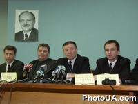 Брифинг руководства избирательного блока "Народный Рух Украины" по поводу решения Верховного Суда от 12 февраля о законности регистрации блока. Участники: Б.Бойко, Г.Филипчук, А.Чорновил, Ю.Рогоза, С.Конев