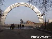 Арка "Дружбы народов" на склонах Днепра в Киеве
