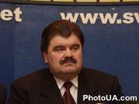Нар.депутат В.Бондаренко на пресс-конференции представителей Киевского городского избирательного блока В.Ющенко "Наша Украина" "Выборы-2002:назревает первый криминалный процесс за массовые нарушения избирательного законодательства" (Г.Киев, УНИАН)