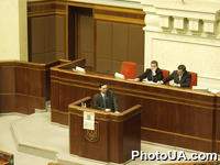 Зал пленарных заседаний Верховного Совета Украины. Блокирование народным депутатом Украины Александром Ельяшкевичем трибуны парламента