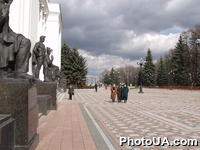 Перед зданием Верховного Совета Украины