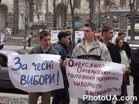 Акция протеста, напрвленная против главы Киевской городской государственной администрации А.Омельченко, организованная молодежной организацией "Молодежь-надежда Украины" перед зданием Киевской городской государственной администрации