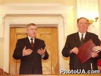 Премьер-министр Украины А.Кинах и Президент Украинской зерновой ассоциации Н.Компаниец на церемонии подписания Меморандума о согласовании действий между Кабмином и профессиональными объединениями в агропром.комплексе на рынке зерна