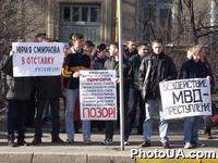 Активисты Русского блока пикетировали центральный офис Министерства внутренних дел в Киеве с требованием отставки министра Юрия Смирнова, протестуя против бездеятельности милиции, затягивающей расследование нападений блок и его представителей