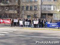 Активисты Русского блока пикетировали центральный офис Министерства внутренних дел в Киеве с требованием отставки министра Юрия Смирнова, протестуя против бездеятельности милиции, затягивающей расследование нападений блок и его представителей