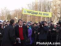 Лидер избирательного блока "Наша Украина" Виктор Ющенко 27 марта 2002 года завершил 50-дневный избирательный тур по регионам Украины на Софиевской площади в Киеве