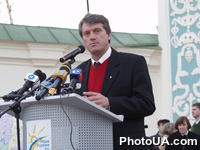 Лидер избирательного блока "Наша Украина" Виктор Ющенко 27 марта 2002 года завершил 50-дневный избирательный тур по регионам Украины на Софиевской площади в Киеве