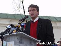 Лидер избирательного блока "Наша Украина" Виктор Ющенко 27 марта 2002 года завершил 50-дневный избирательный тур по регионам Украины на Софиевской площади в Киеве