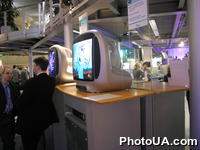 Экспозиция международной выставки-ярмарки CeBIT-2002 (г. Ганновер, Германия). Компьютерные технологии. Мониторы