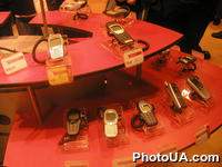 Экспозиция международной выставки-ярмарки CeBIT-2002 (г. Ганновер, Германия). Образцы мобильных телефонов