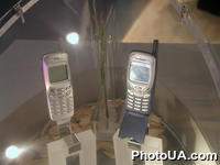 Экспозиция международной выставки-ярмарки CeBIT-2002 (г. Ганновер, Германия). Образцы мобильных телефонов Sumsung