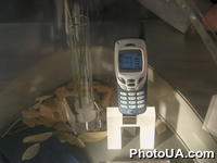 Экспозиция международной выставки-ярмарки CeBIT-2002 (г. Ганновер, Германия). Образцы мобильных телефонов