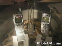 Экспозиция международной выставки-ярмарки CeBIT-2002 (г. Ганновер, Германия). Образцы мобильных телефонов