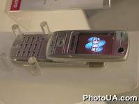 Экспозиция международной выставки-ярмарки CeBIT-2002 (г. Ганновер, Германия). Образцы мобильных телефонов
