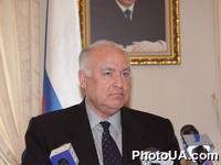 Посол РФ в Украине В.Черномырдин на торжественной церемонии передачи президенту Национальной академии наук Украины Б.Патону единственного экземпляра изданной в России книги, посвященной 40-летию его вступления в должность руководителя НАНУ
