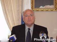 Посол РФ в Украине В.Черномырдин на торжественной церемонии передачи президенту Национальной академии наук Украины Б.Патону единственного экземпляра изданной в России книги, посвященной 40-летию его вступления в должность руководителя НАНУ