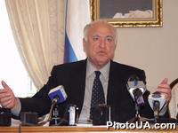 Посол РФ в Украине В.Черномырдин на торжественной церемонии передачи президенту Национальной академии наук Украины Б.Патону единственного экземпляра изданной в России книги, посвященной 40-летию его вступления в должность руководителя НАНУ