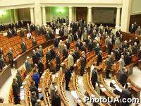 Итоговое заседание Верховной Рады Украины  3-го  созыва завершено. В зале пленарных заседаний Верховного Совета Украины звучит укранский гимн