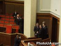 Итоговое заседание Верховной Рады Украины 3-го созыва завершено. На фото: Премьер-министр Украины Анатолий Кинах, Председатель Верховного Совета Украины Иван Плющ и вице-спикер Степан Гавриш